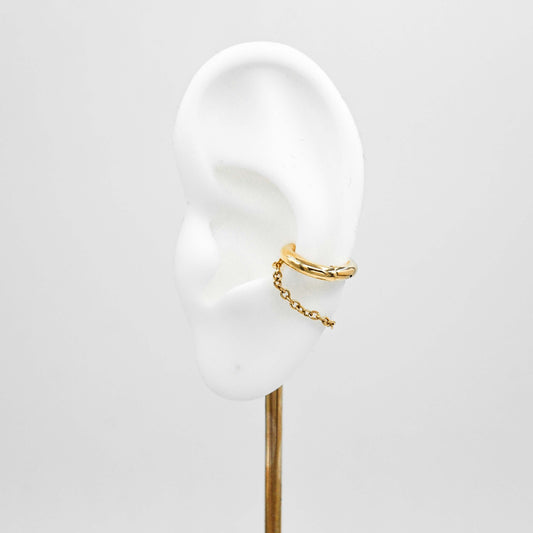 Rustokoru ei vaadi korvareikiä. Korvakoru kiinnitetään korvan keskiosaan.