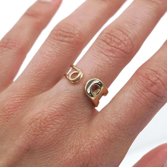 Sormus kuvattuna mallin sormessa