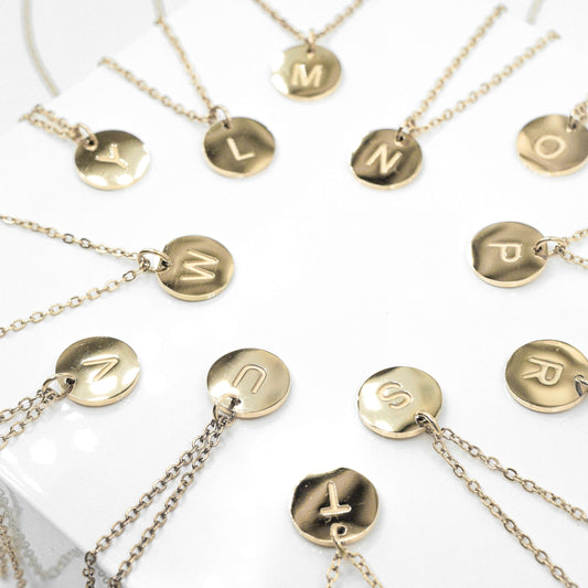 Kirjain on kaiverrettu kultaiseen laattaan.