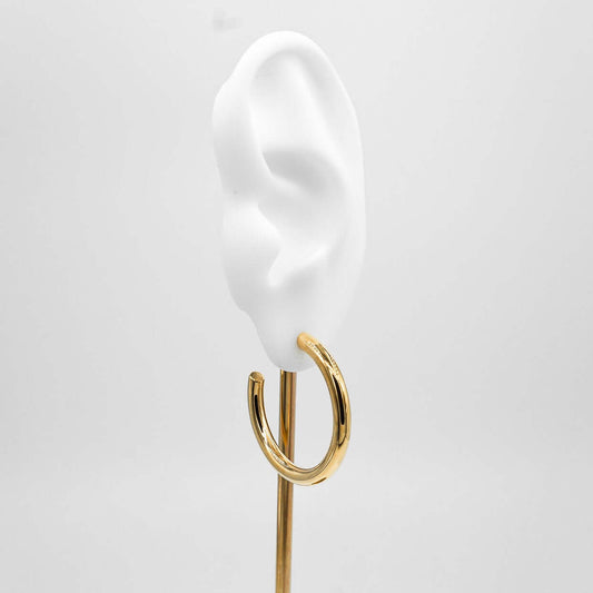 Isot paksuhkot kultaiset korvarenkaat tappikiinnityksellä.