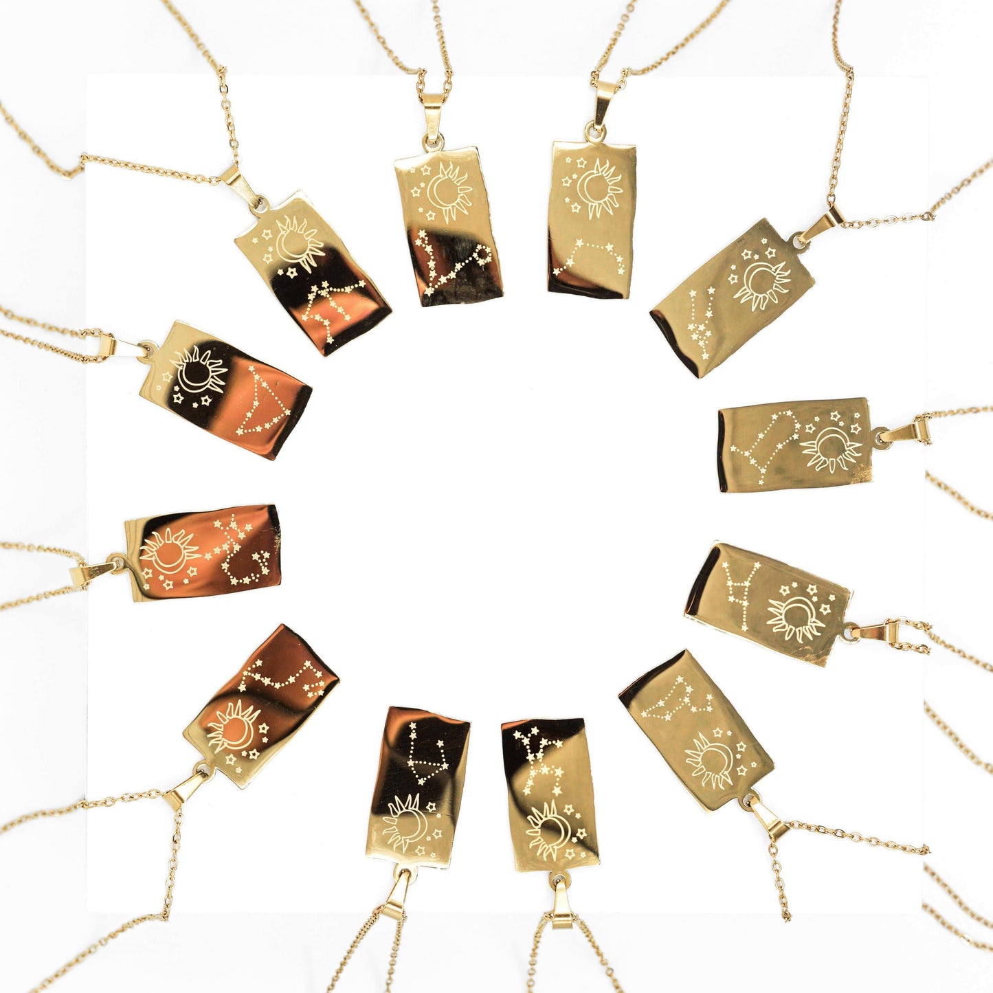 Kaikki 12 eri horoskooppimerkin kaulakorua. Riipuksen yläreunaan on kaiverrettuna yhdistelmä tähdistä, kuusta ja auringosta. Alla kaiverrettuna horoskoopin tähtikuvio.