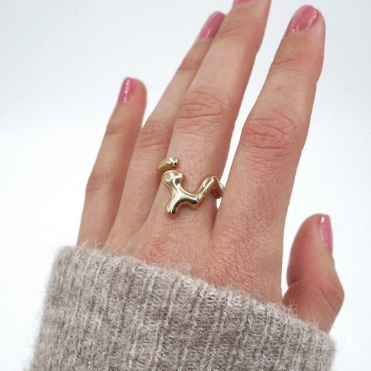 Vivianna-sormus mallin kädessä