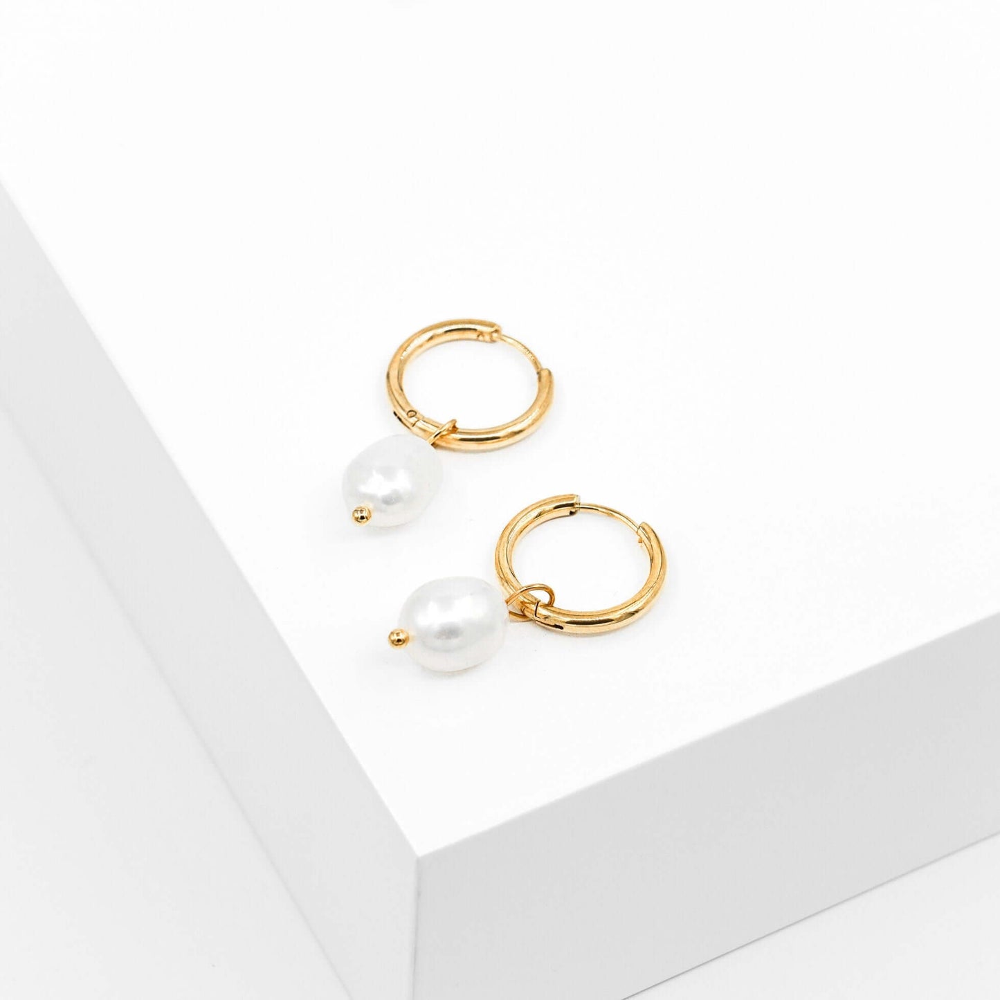 Elise Pearl Earrings - sirot kullatut korvakorut helmellä - Jewelbox