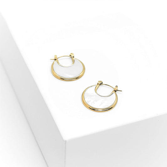 Ellie Shell Earrings - Kultaiset korvakorut simpukankuori koristeella - kullattua ruostumatonta terästä - Jewelbox