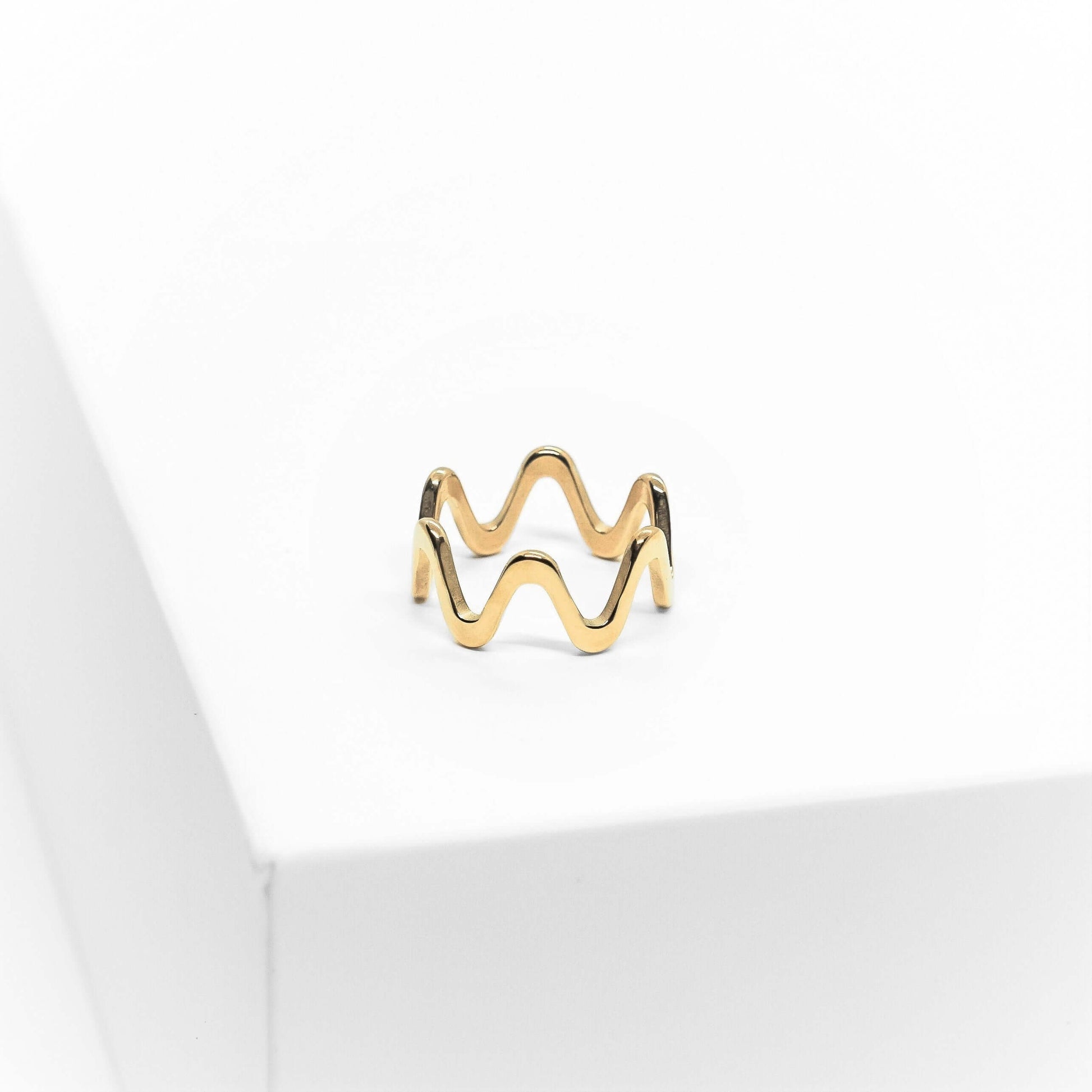 Emma Wave ring - Kultainen aaltoileva sormus - kullattua ruostumatonta terästä - Jewelbox
