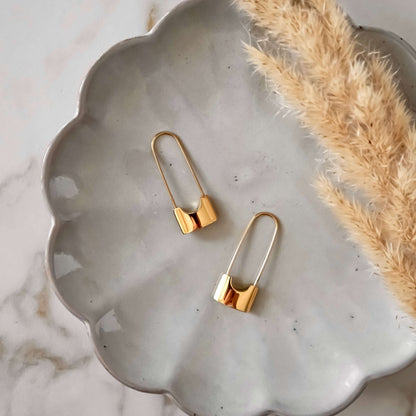Haley Clip Earrings - kultaiset hakaneula korvakorut - kullattua ruostumatonta terästä - Jewelbox