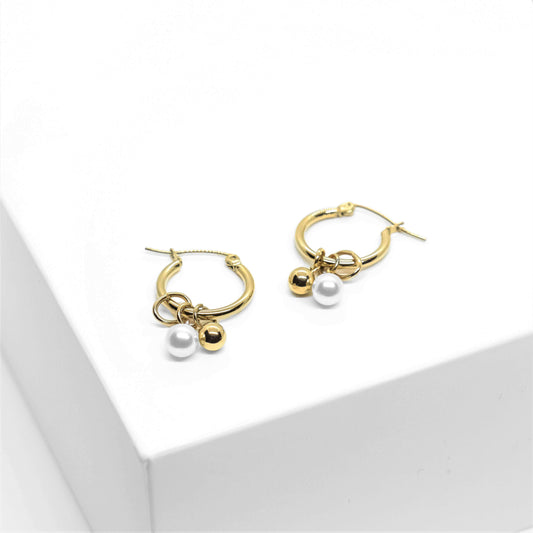 Khloe Earrings - Korvakorut kultaisella ja makeanveden helmellä - koru kullattua ruostumatonta terästä - Jewelbox