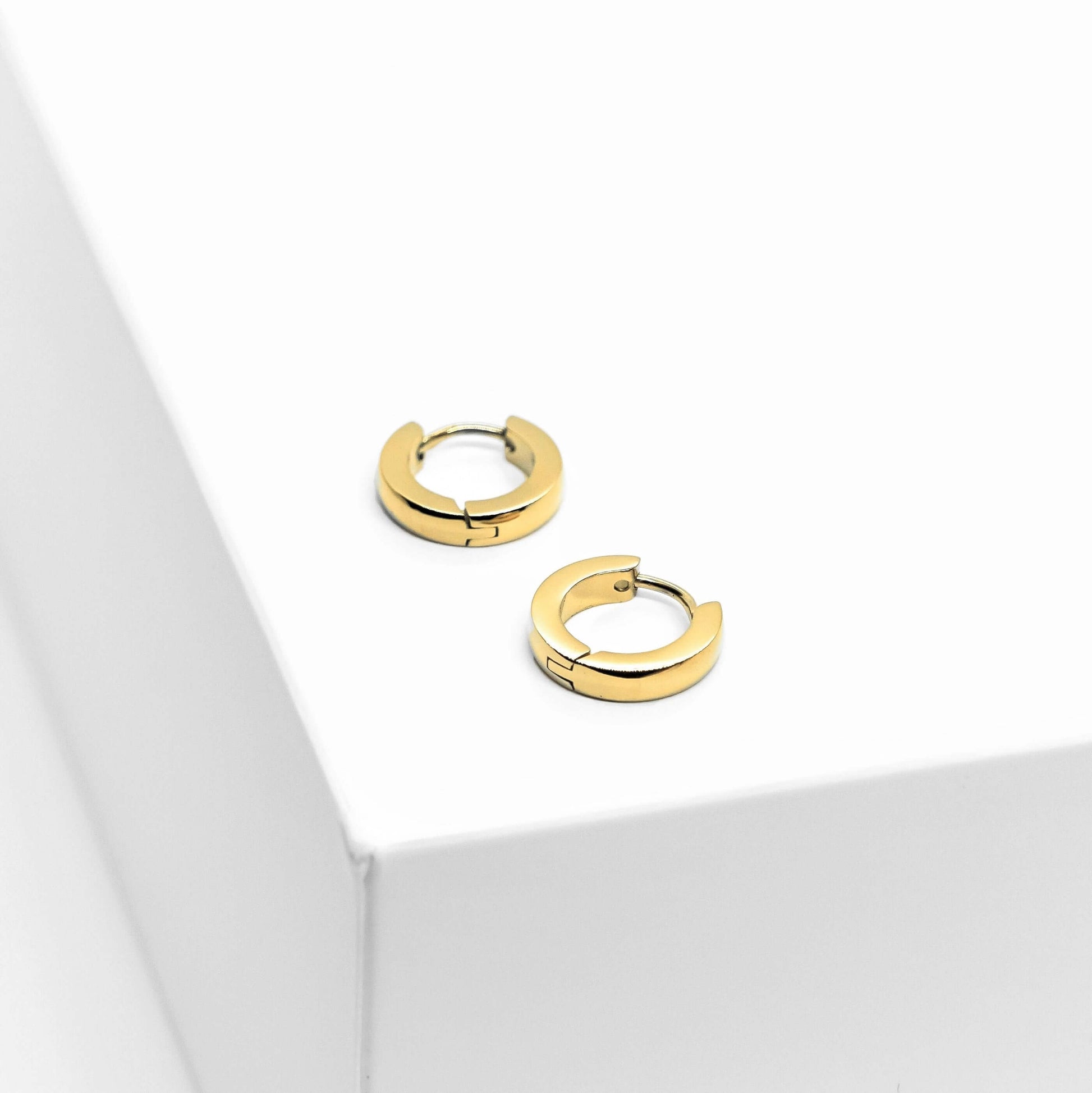 Livia Hoop Earrings - kultaiset korvarenkaat - korut kullattua ruostumatonta terästä - Jewelbox