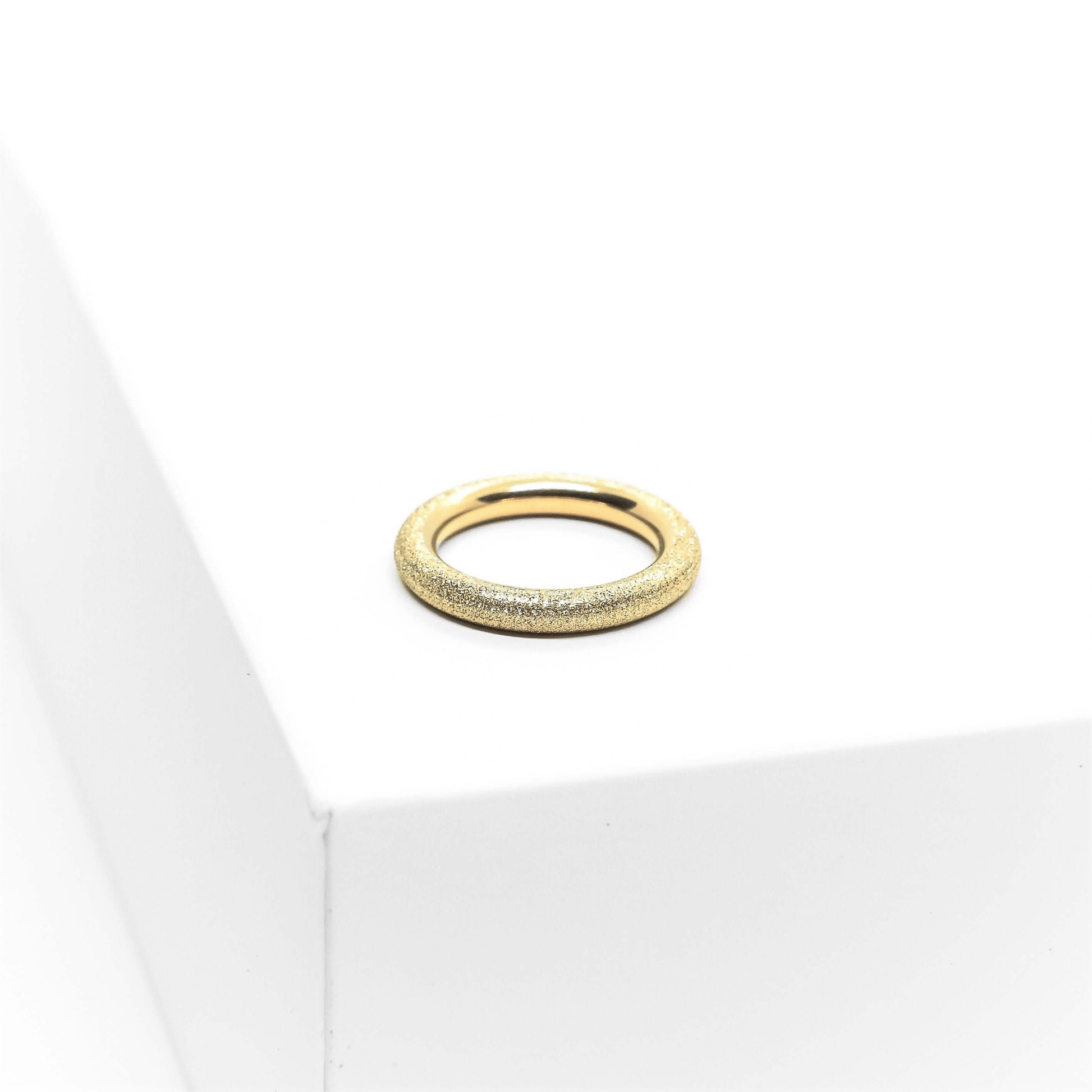 Royal Ring - kultainen yksinkertainen sormus - koru kullattua ruostumatonta terästä - Jewelbox