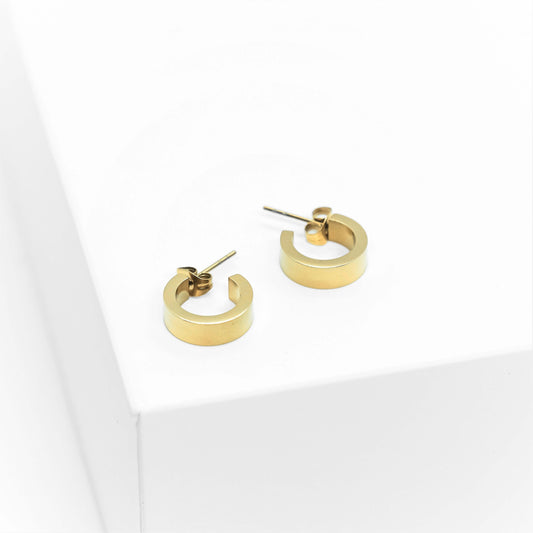 Stella Earrings - Sileäpintaiset kultaiset korvakorut tappikiinnityksellä - korut kullattua ruostumatonta terästä - Jewelbox