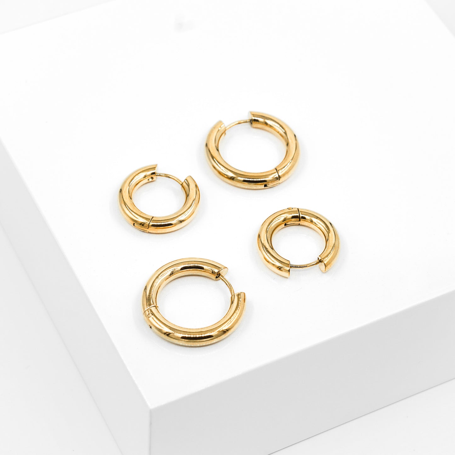 Nora Chunky Hoops - paksut kultaiset korvarenkaat - koru kullattua ruostumatonta terästä - vedenkestävät korut - Jewelbox