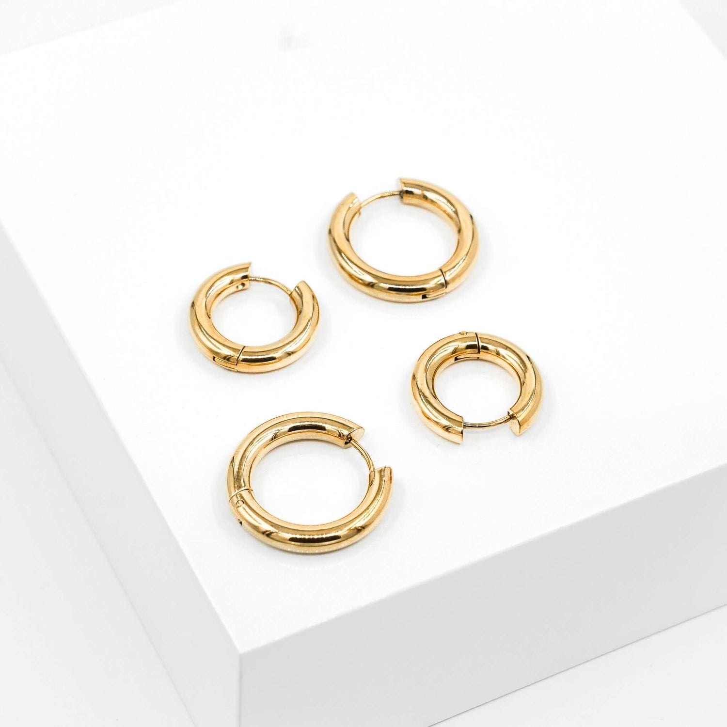Nora Chunky Hoops - paksut kultaiset korvarenkaat - koru kullattua ruostumatonta terästä - vedenkestävät korut - Jewelbox