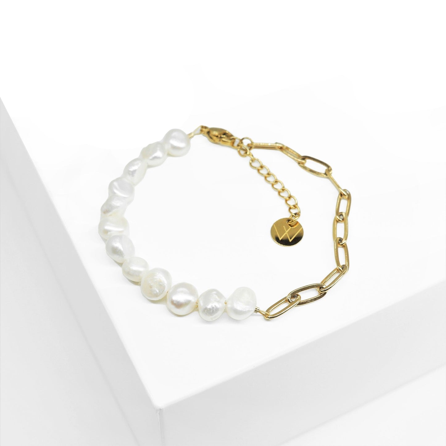 Ana Pearl Bracelet - Rannekoru makeanvedenhelmillä - Koru kullattua ruostumatonta terästä - Jewelbox