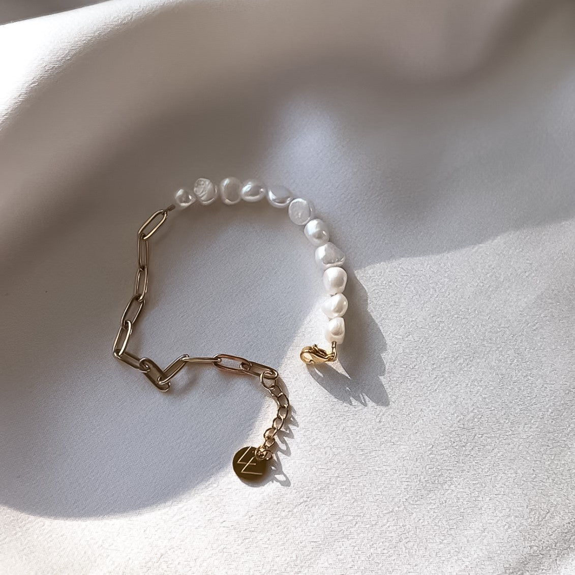 Ana Pearl Bracelet - Rannekoru makeanvedenhelmillä - Koru kullattua ruostumatonta terästä - Jewelbox