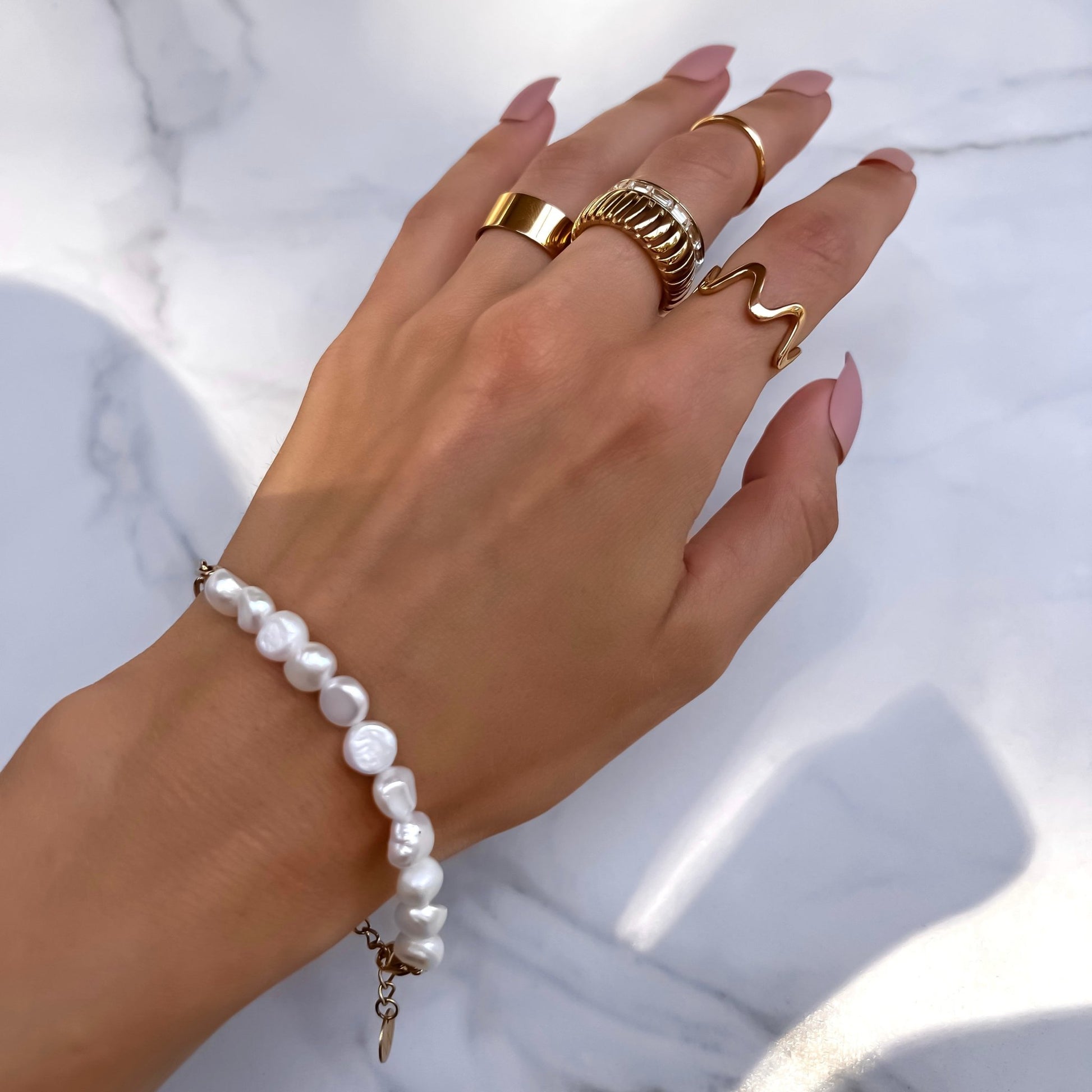 Ana Pearl Bracelet - Rannekoru makeanvedenhelmillä - Koru kullattua ruostumatonta terästä - Jewelbox