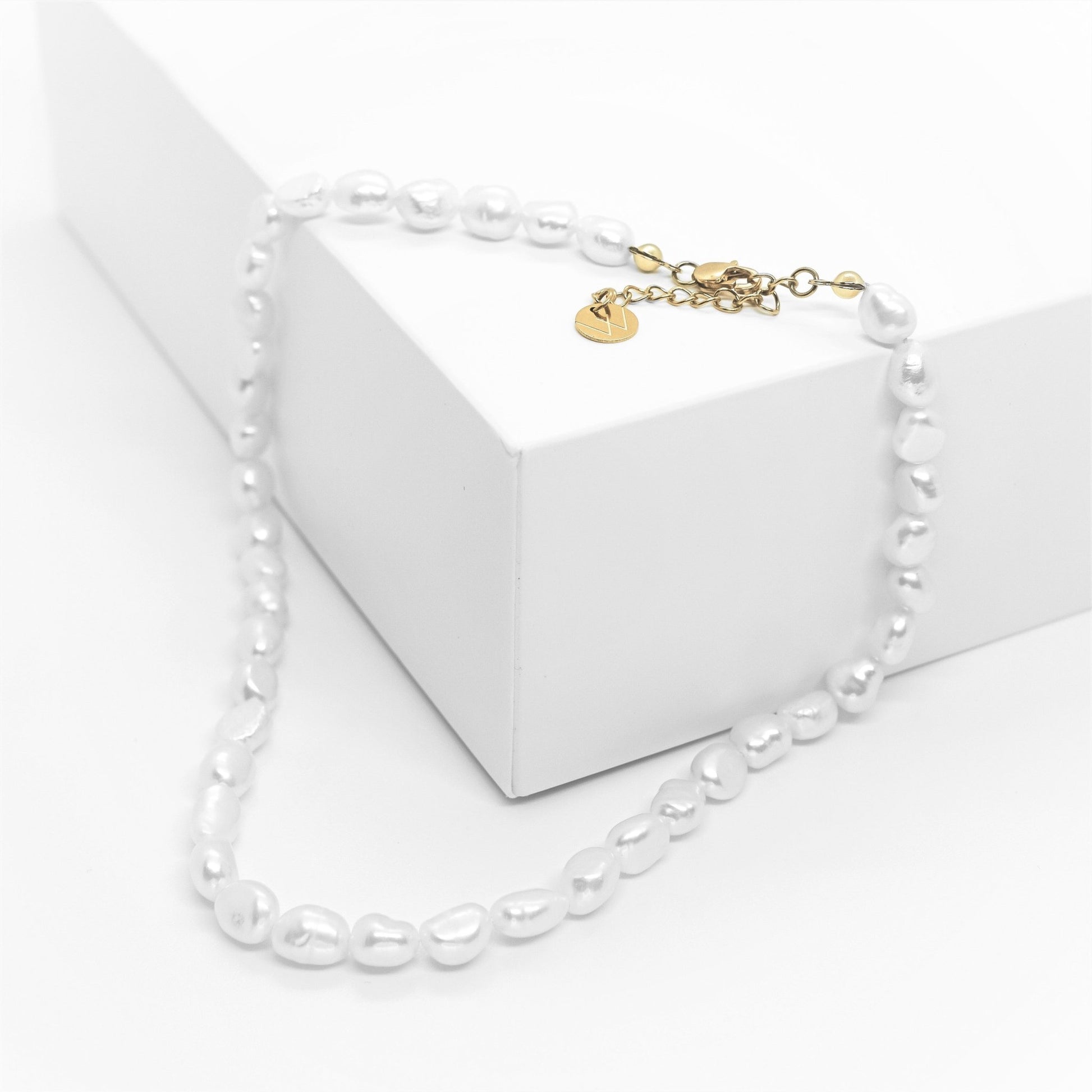 Ana Pearl Necklace - Helmikaulakoru makeanvedenhelmillä - Koru kullattua ruostumatonta terästä - Jewelbox