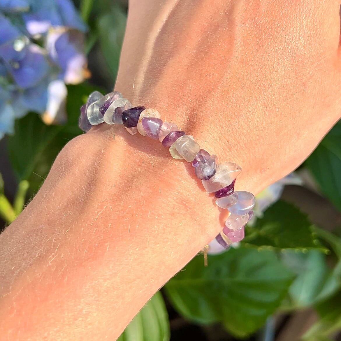 Cora Crystal Bracelet - Rannekoru violetin sävyisistä kristallihelmistä - Koru kullattua ruostumatonta terästä - Jewelbox