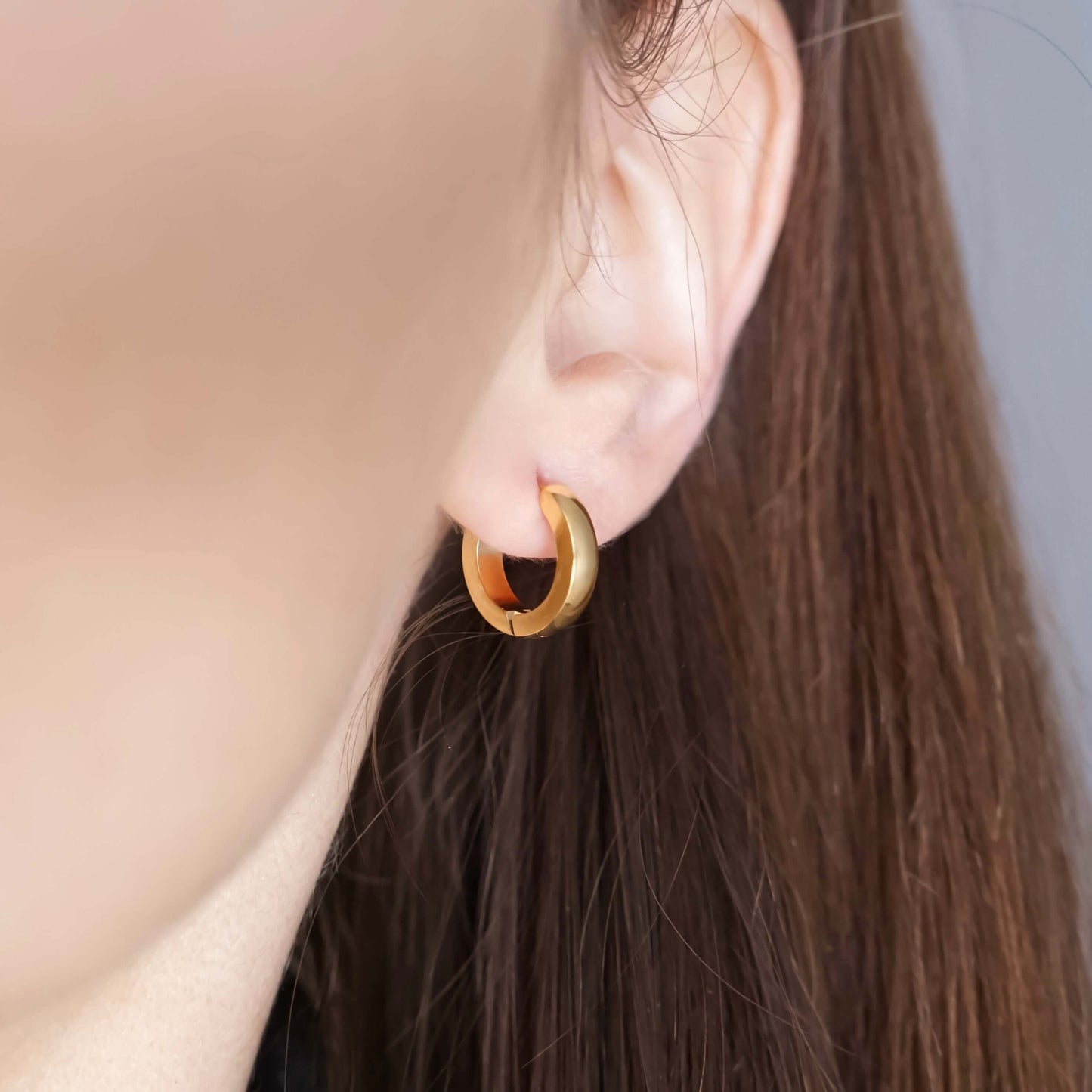 Livia Hoop Earrings - kultaiset korvarenkaat - korut kullattua ruostumatonta terästä - Jewelbox